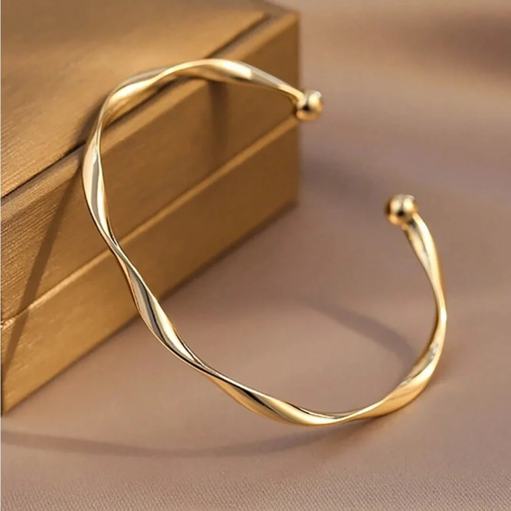 Luxe Romantic Golden Twisted Bracelet - Picture 3 of 4